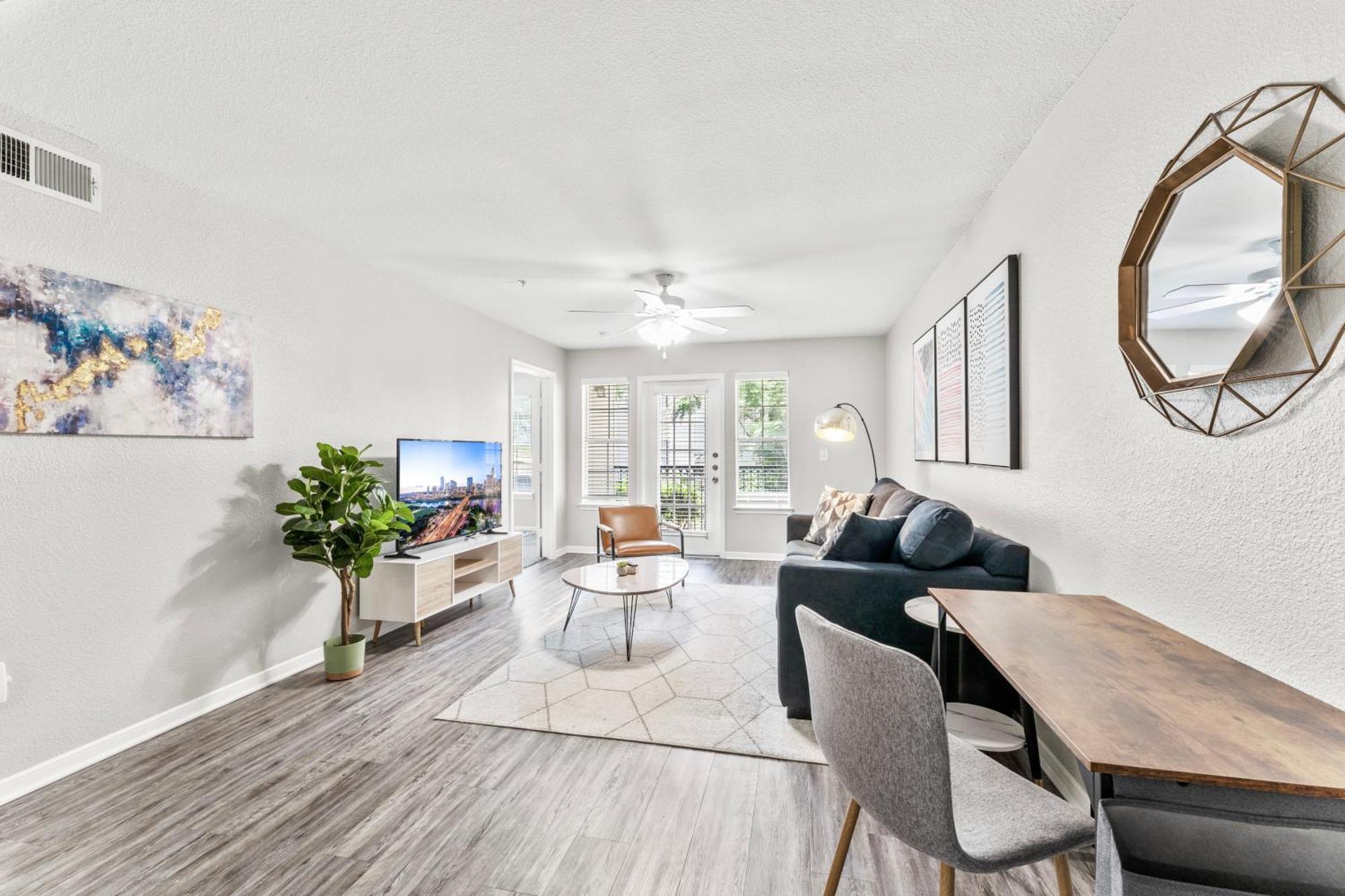 Spacious 2br King W Pool, Gym, Laundry - Close To Downtown Apartment Austin