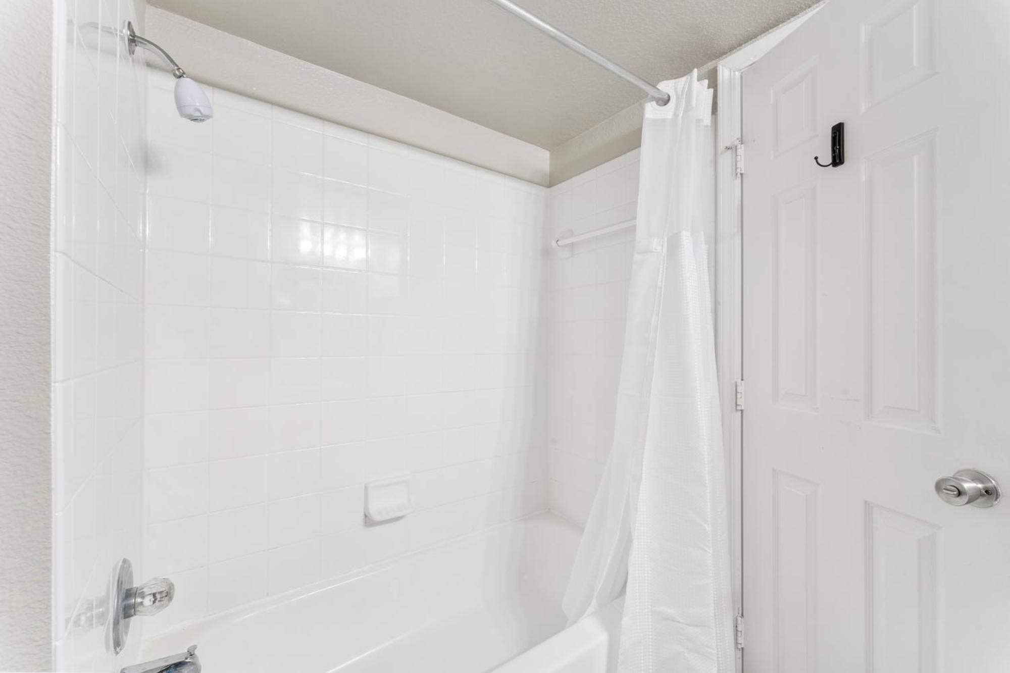Spacious 2br King W Pool, Gym, Laundry - Close To Downtown