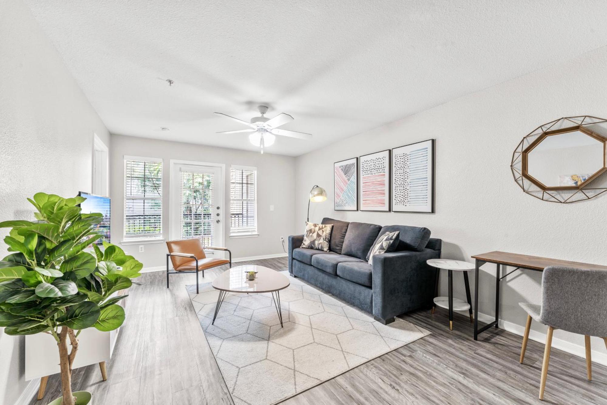 Apartment Spacious 2br King W Pool, Gym, Laundry - Close To Downtown Austin