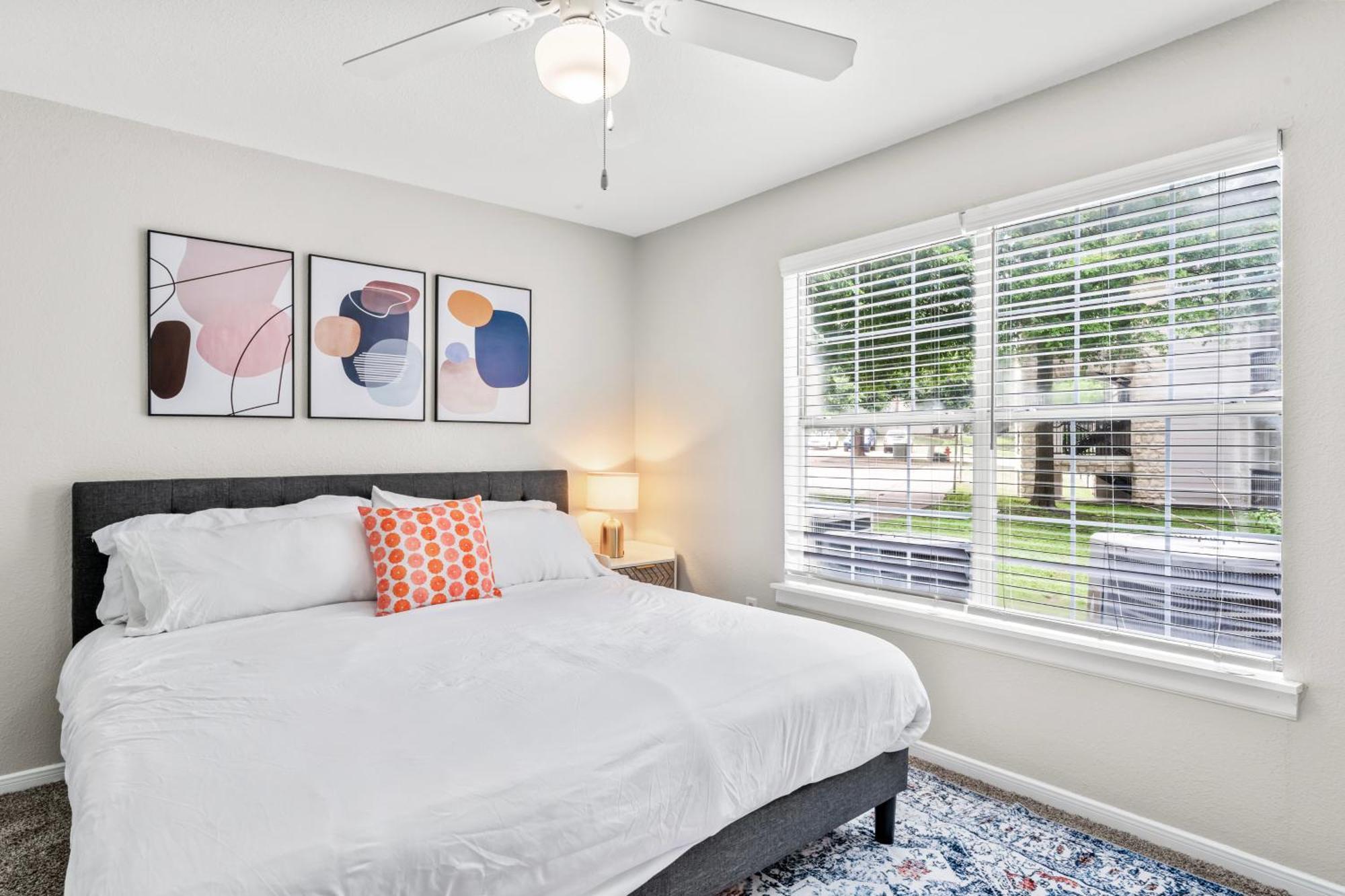 Spacious 2br King W Pool, Gym, Laundry - Close To Downtown *