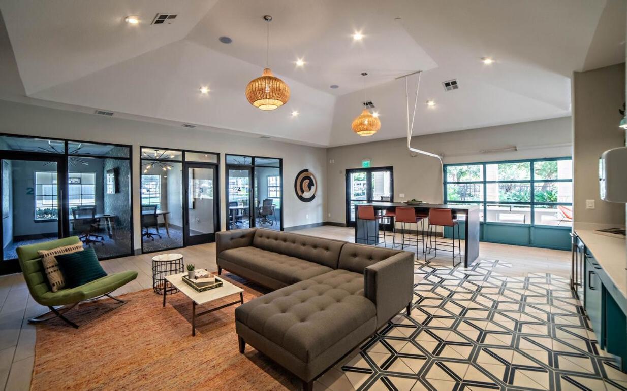 Spacious 2br King W Pool, Gym, Laundry - Close To Downtown Austin