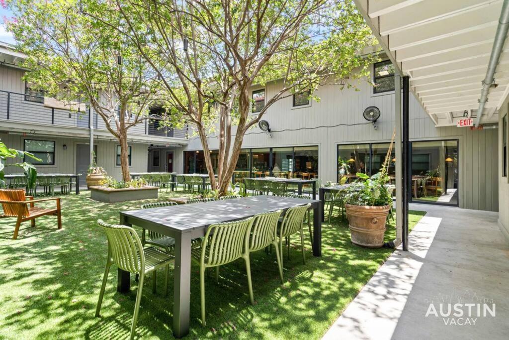 Prime Atx Location Steps To Coffee, Eats And Apartment *