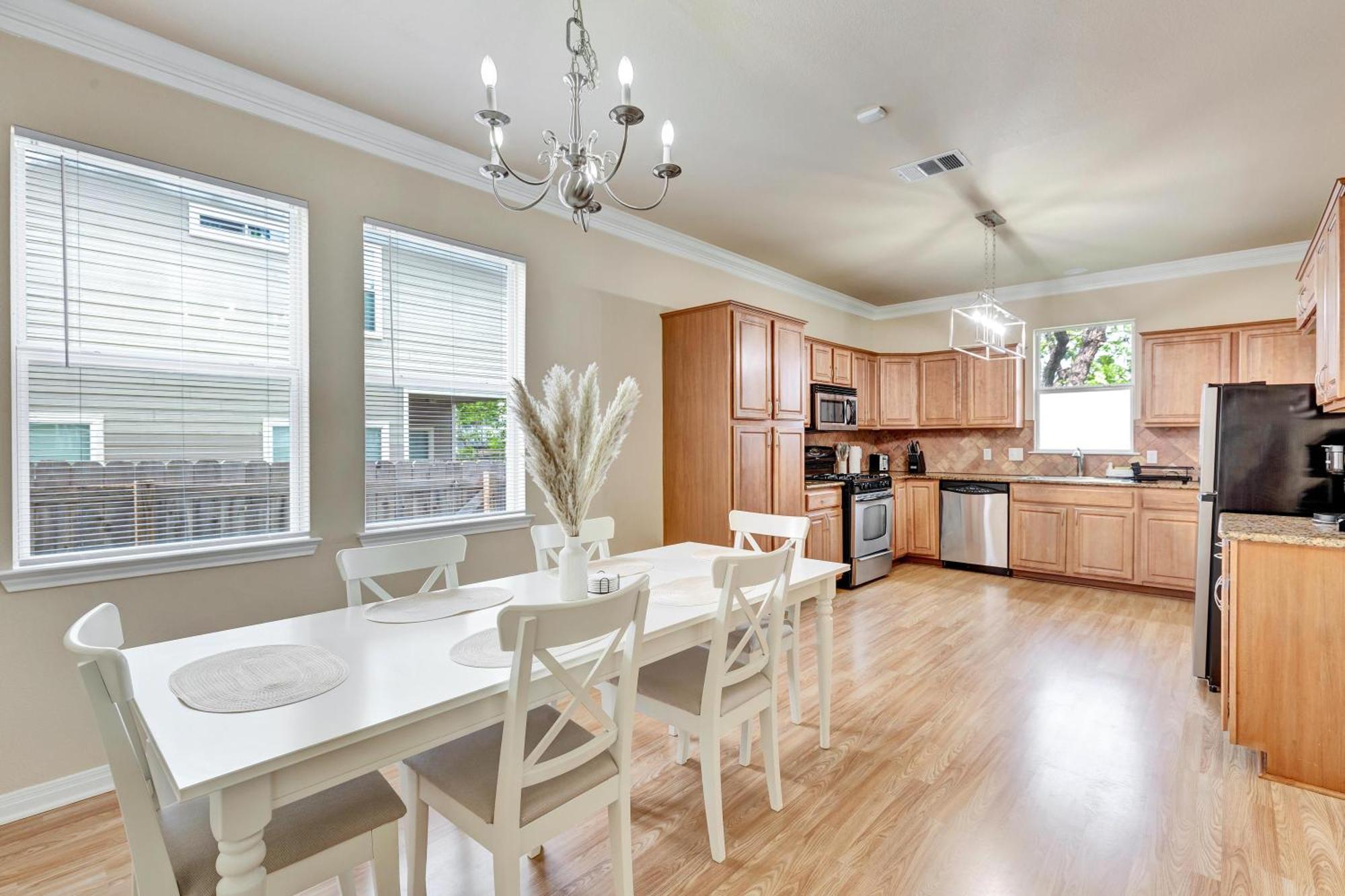 Holiday home Spacious Home-queen Suite-game Room-movie Austin
