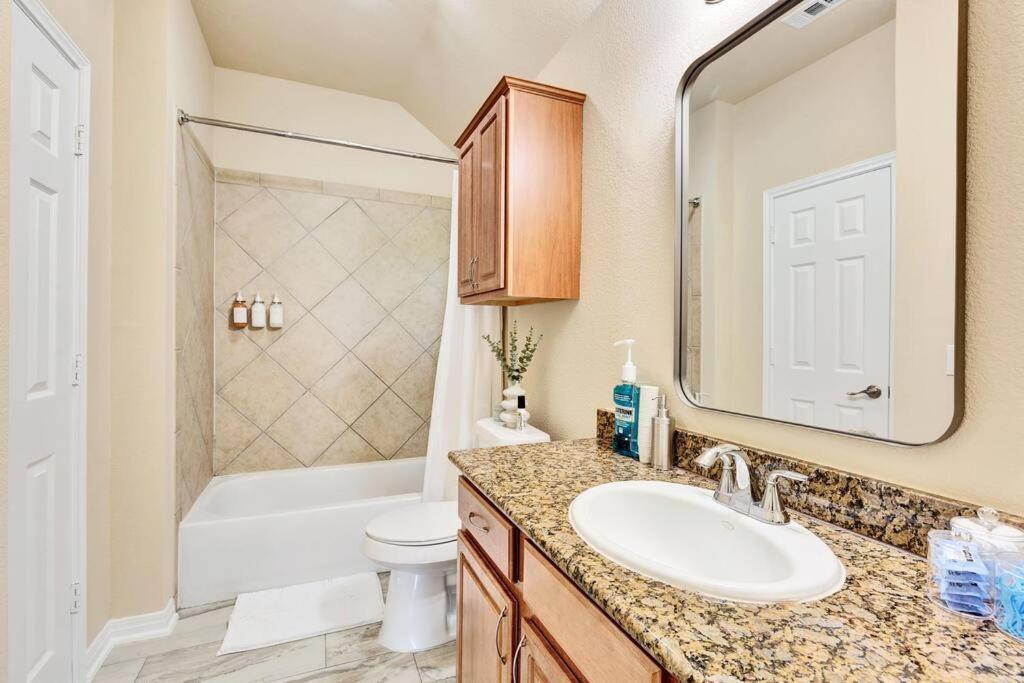 Holiday home Spacious Home-queen Suite-game Room-movie *