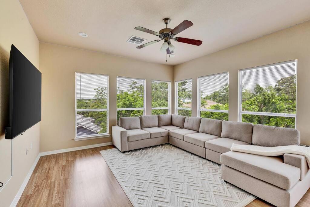 Spacious Home-queen Suite-game Room-movie Austin