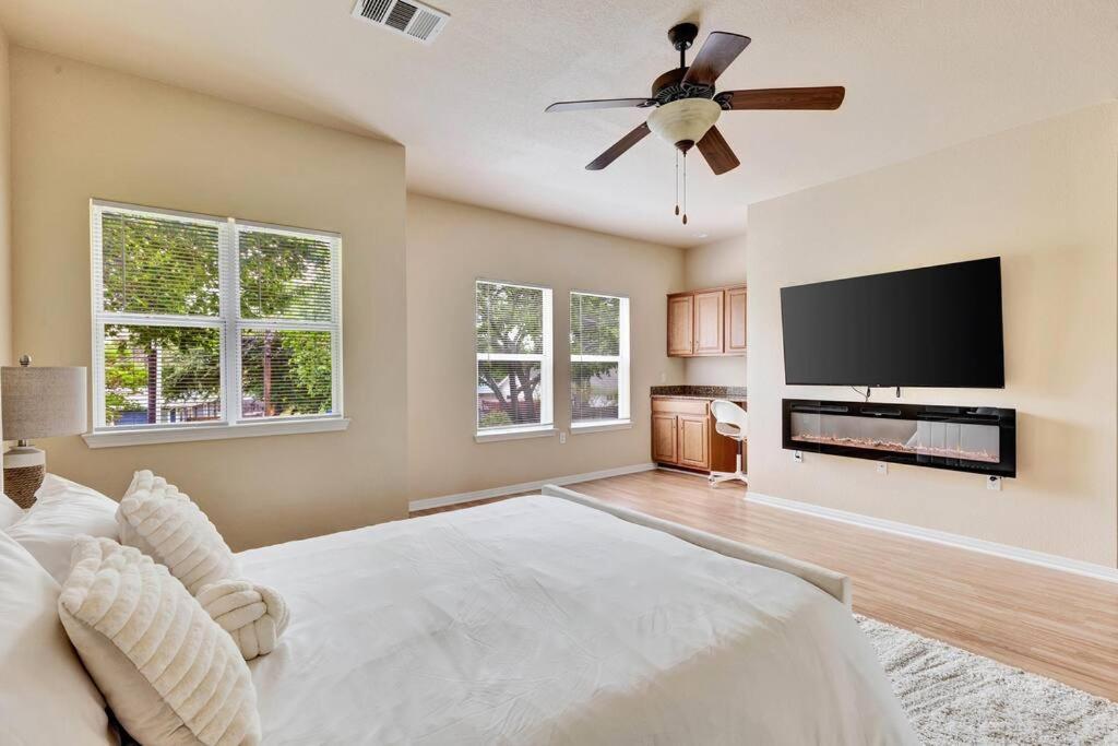 Spacious Home-queen Suite-game Room-movie * Austin