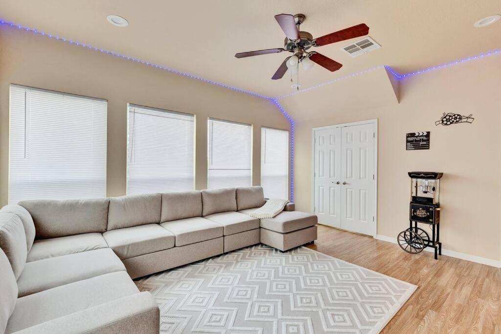 Spacious Home-queen Suite-game Room-movie * Austin