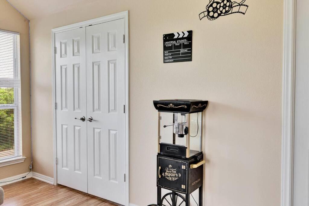 Spacious Home-queen Suite-game Room-movie Holiday home