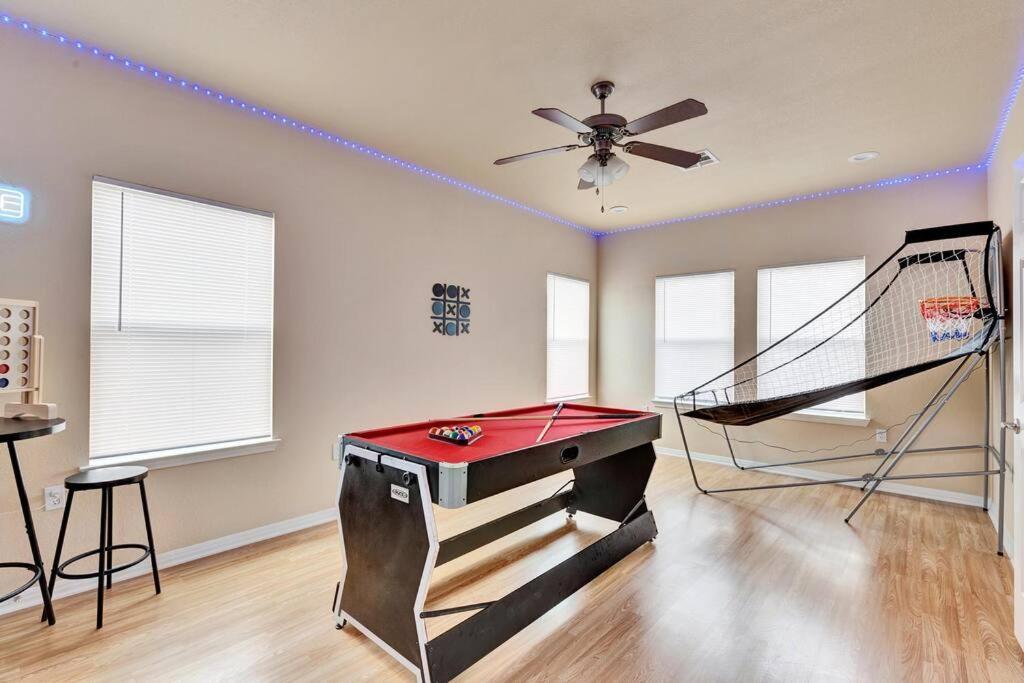Holiday home Spacious Home-queen Suite-game Room-movie *