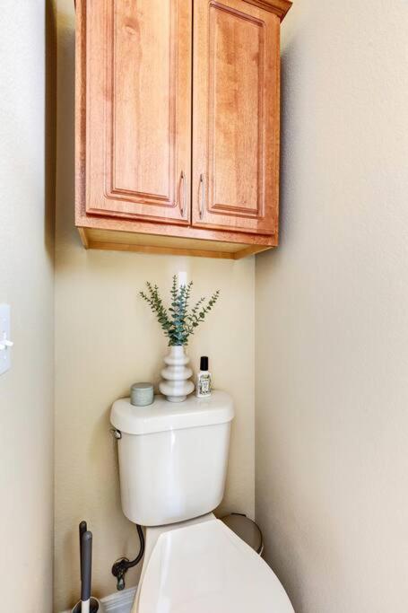 Spacious Home-queen Suite-game Room-movie Holiday home Austin