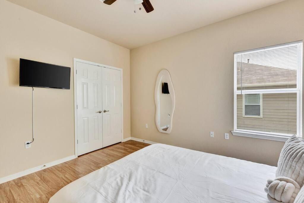 Spacious Home-queen Suite-game Room-movie * Austin