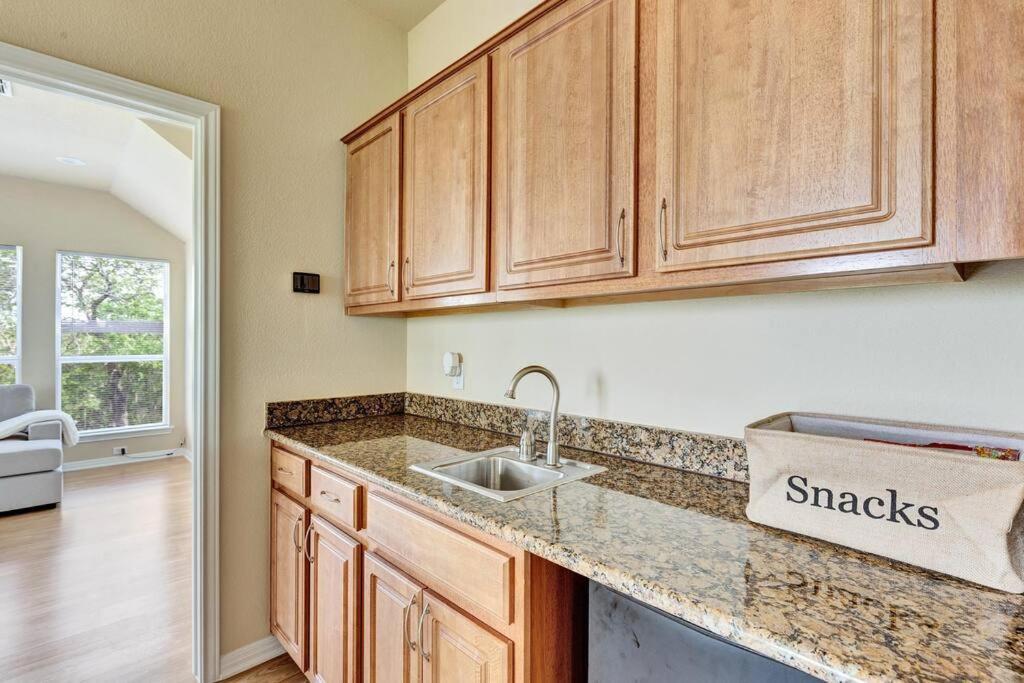 Spacious Home-queen Suite-game Room-movie Holiday home