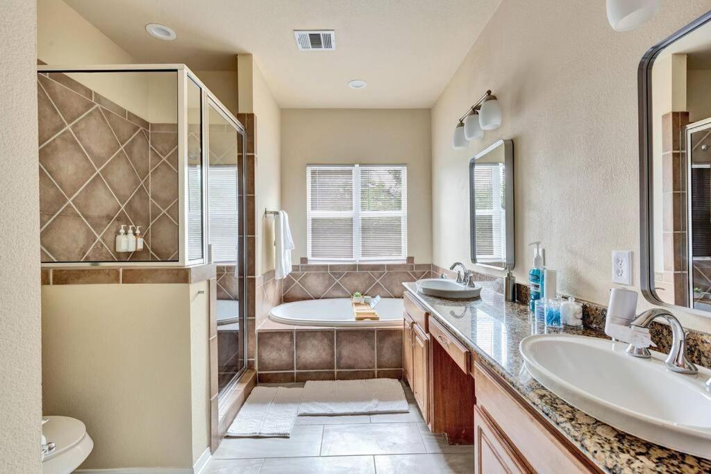 Spacious Home-queen Suite-game Room-movie Holiday home Austin