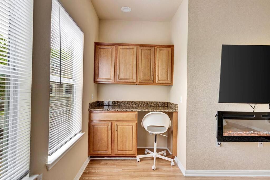 Holiday home Spacious Home-queen Suite-game Room-movie Austin