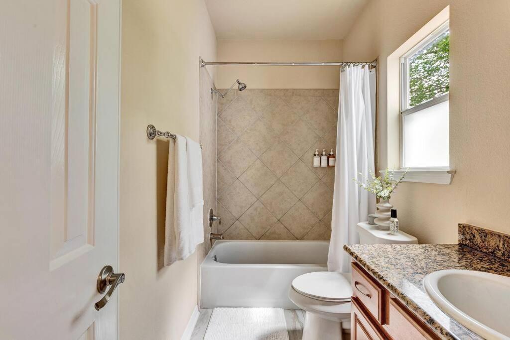 Spacious Home-queen Suite-game Room-movie Holiday home Austin