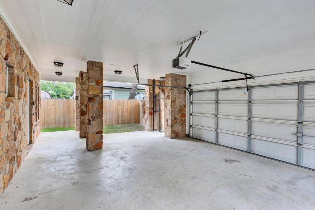 Holiday home Spacious Home-queen Suite-game Room-movie Austin