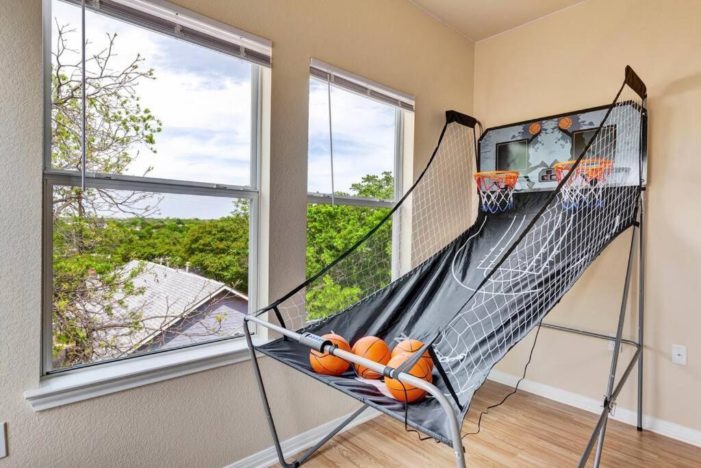 Spacious Home-queen Suite-game Room-movie *