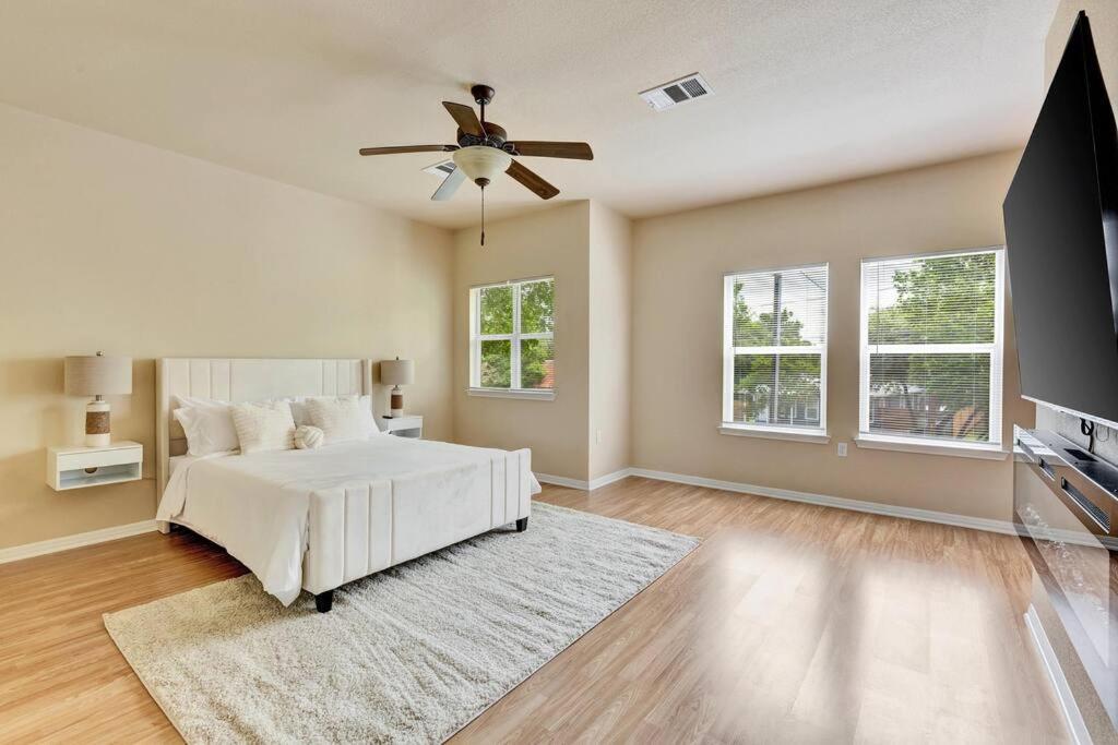 Spacious Home-queen Suite-game Room-movie Austin