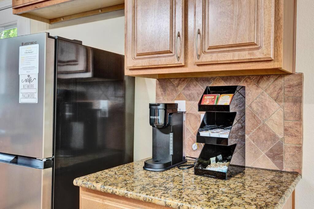 Spacious Home-queen Suite-game Room-movie Holiday home