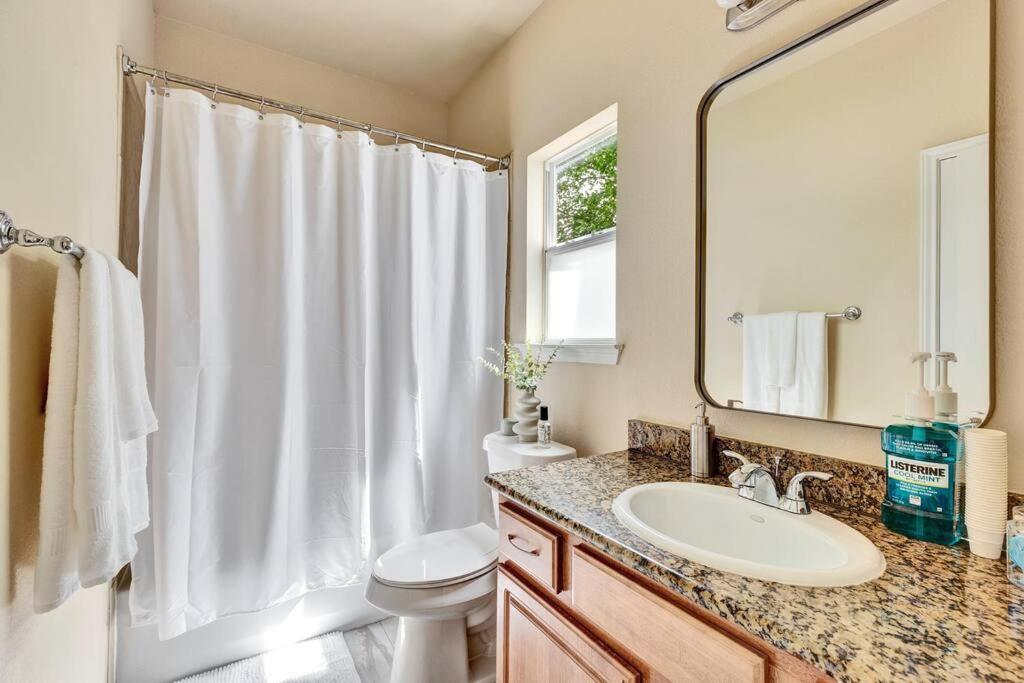 Spacious Home-queen Suite-game Room-movie Holiday home *