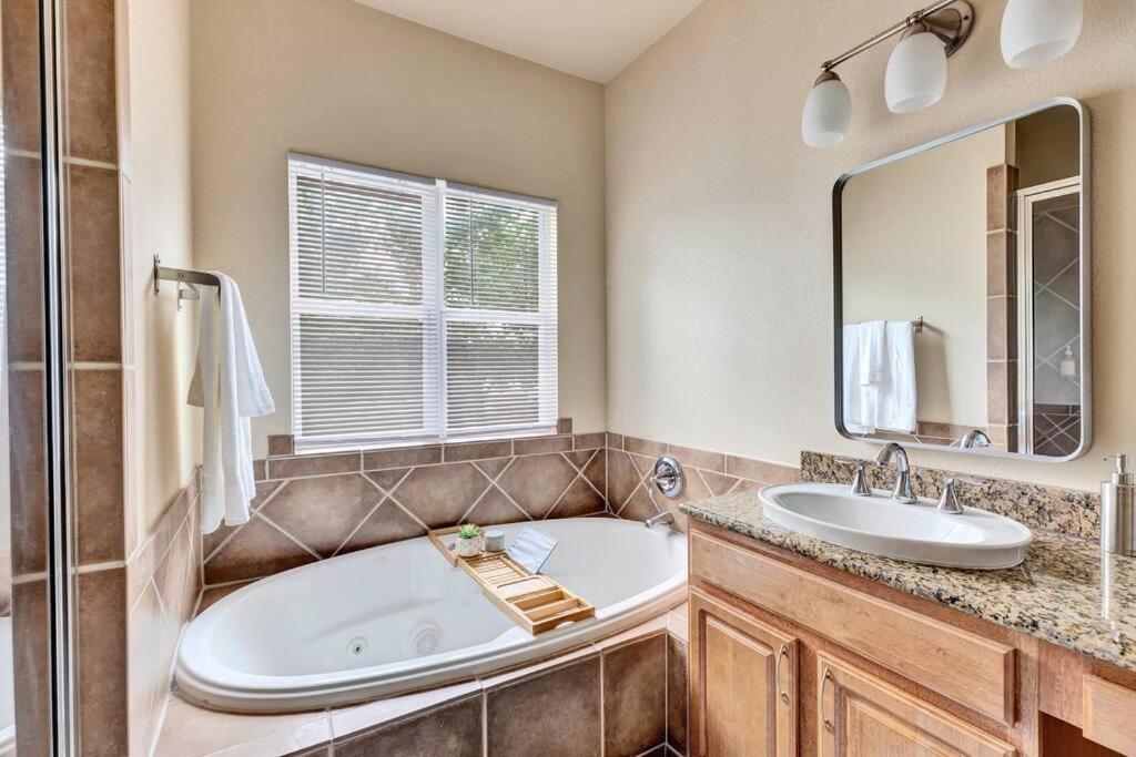 Holiday home Spacious Home-queen Suite-game Room-movie Austin