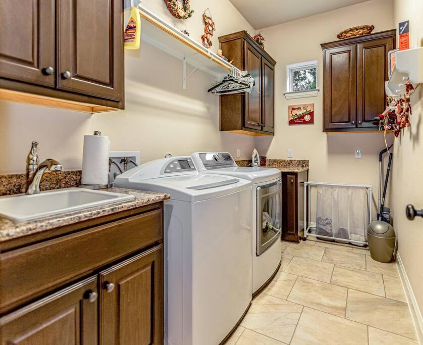 Hill Country 5 Acre Ranch With Pool And Hill Country Views! Holiday home