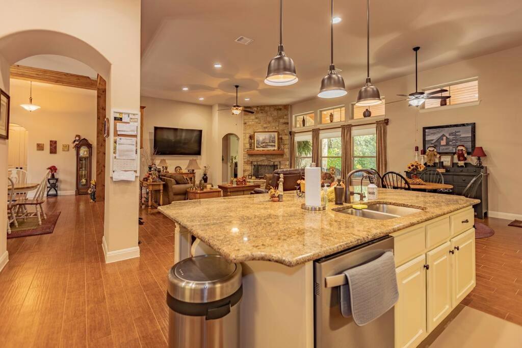 Hill Country 5 Acre Ranch With Pool And Hill Country Views! *