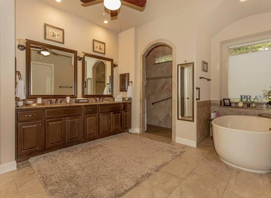 Hill Country 5 Acre Ranch With Pool And Hill Country Views! Holiday home *