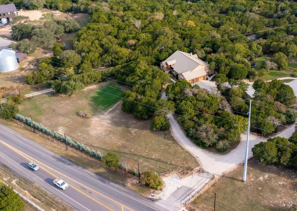 Hill Country 5 Acre Ranch With Pool And Hill Country Views! Holiday home