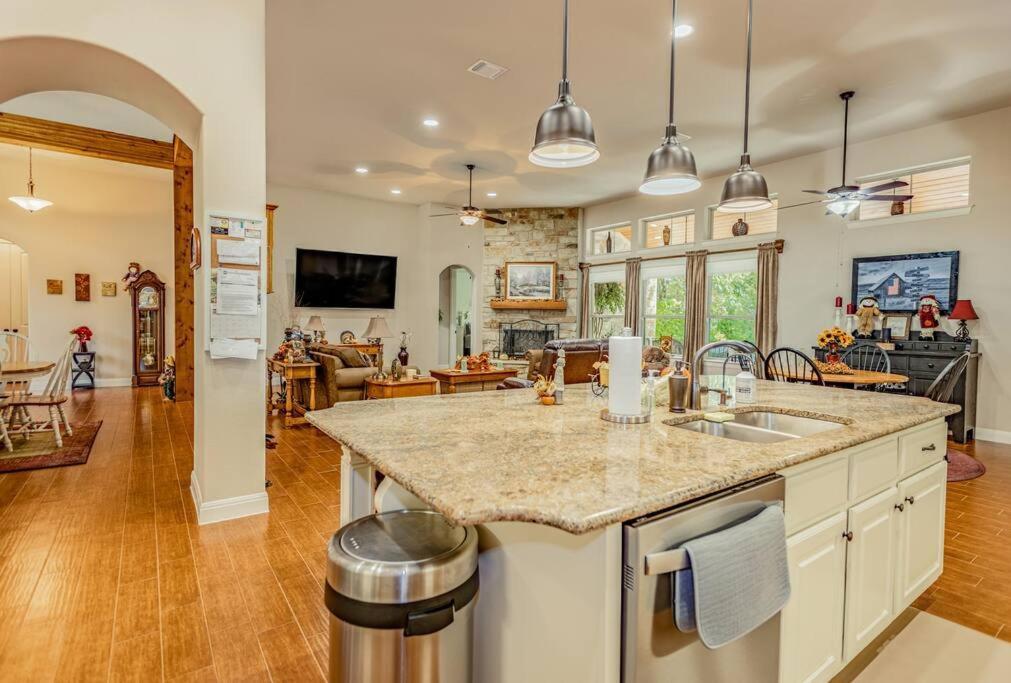 Hill Country 5 Acre Ranch With Pool And Hill Country Views! Holiday home Austin