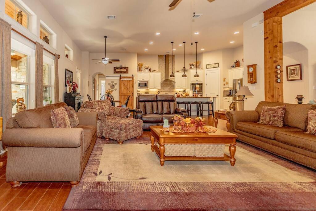 Hill Country 5 Acre Ranch With Pool And Hill Country Views! *