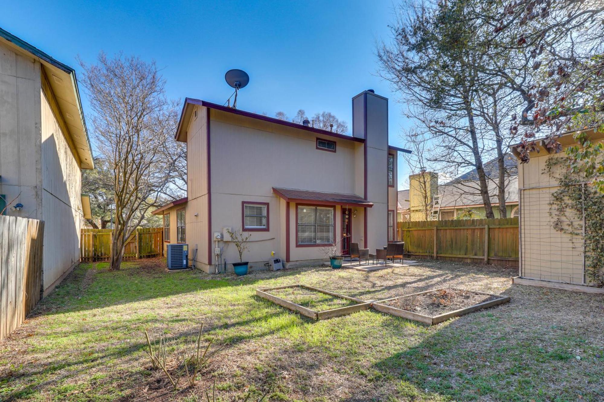 Vacation With Yard About 14 Mi To Downtown Holiday home Austin