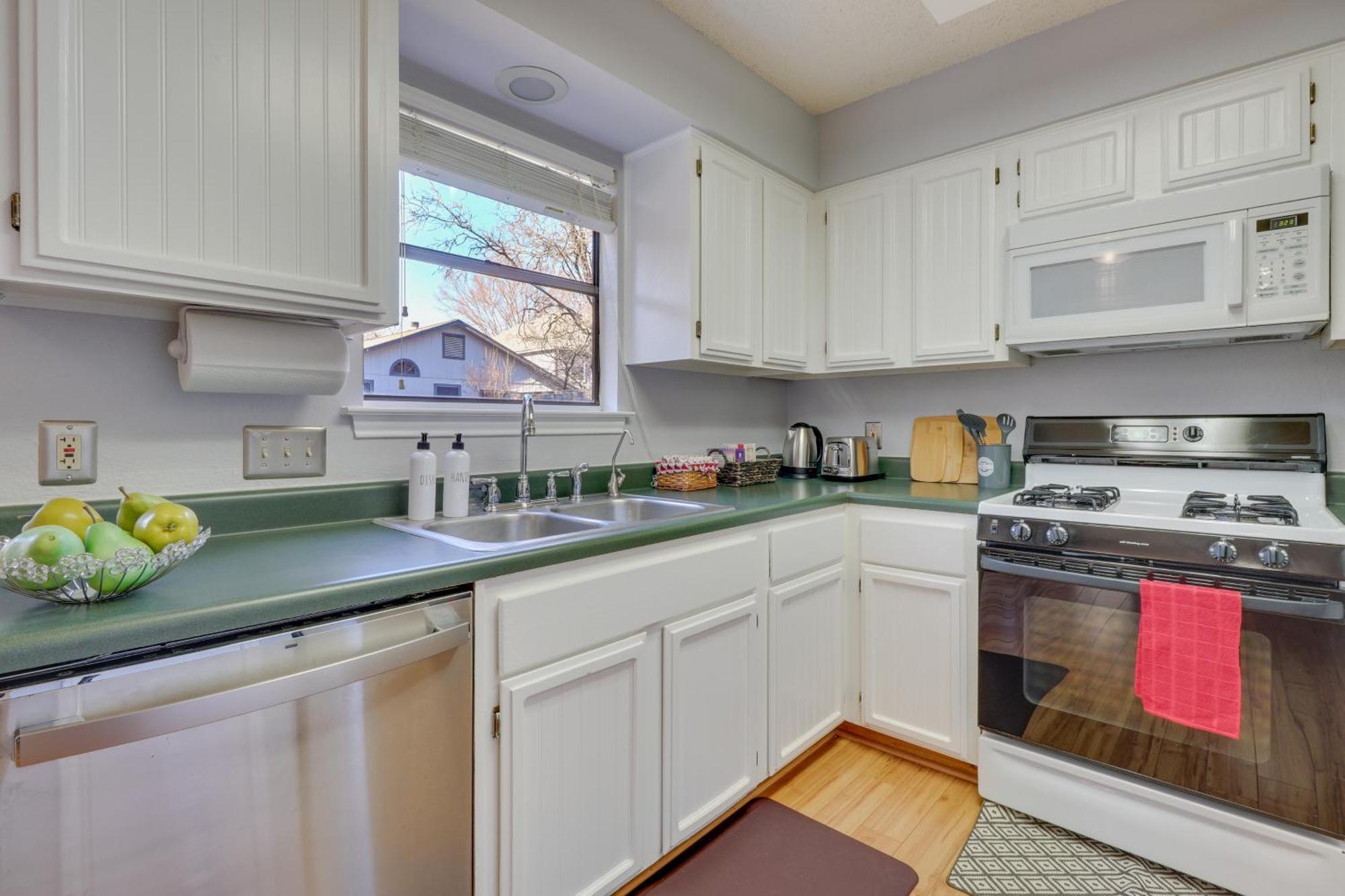 Vacation With Yard About 14 Mi To Downtown Holiday home