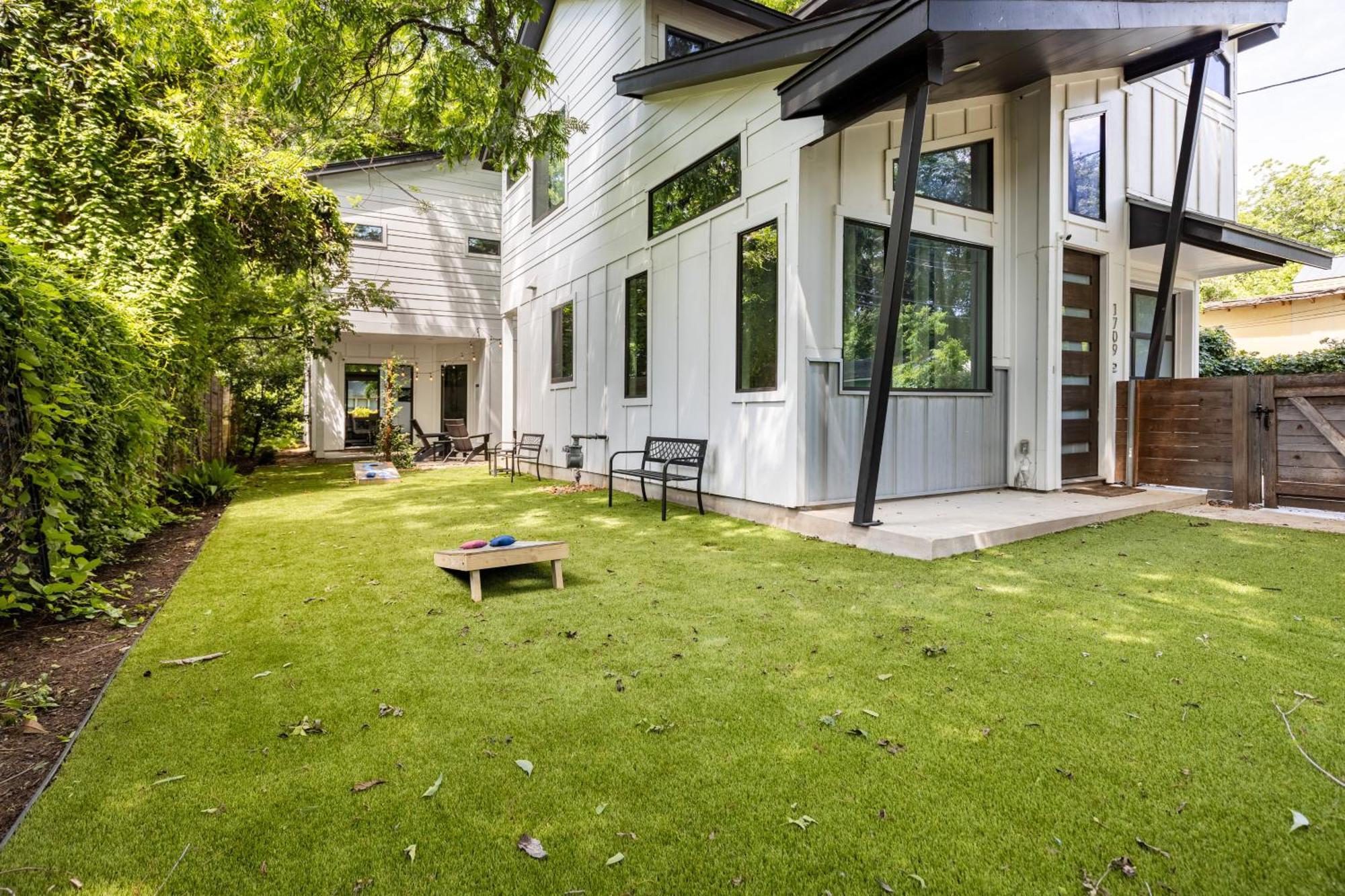 Downtown Mini Mansion - Walk To Rainey Holiday home Austin