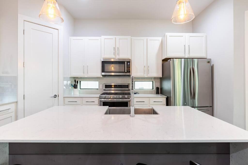 Downtown Mini Mansion - Walk To Rainey * Austin