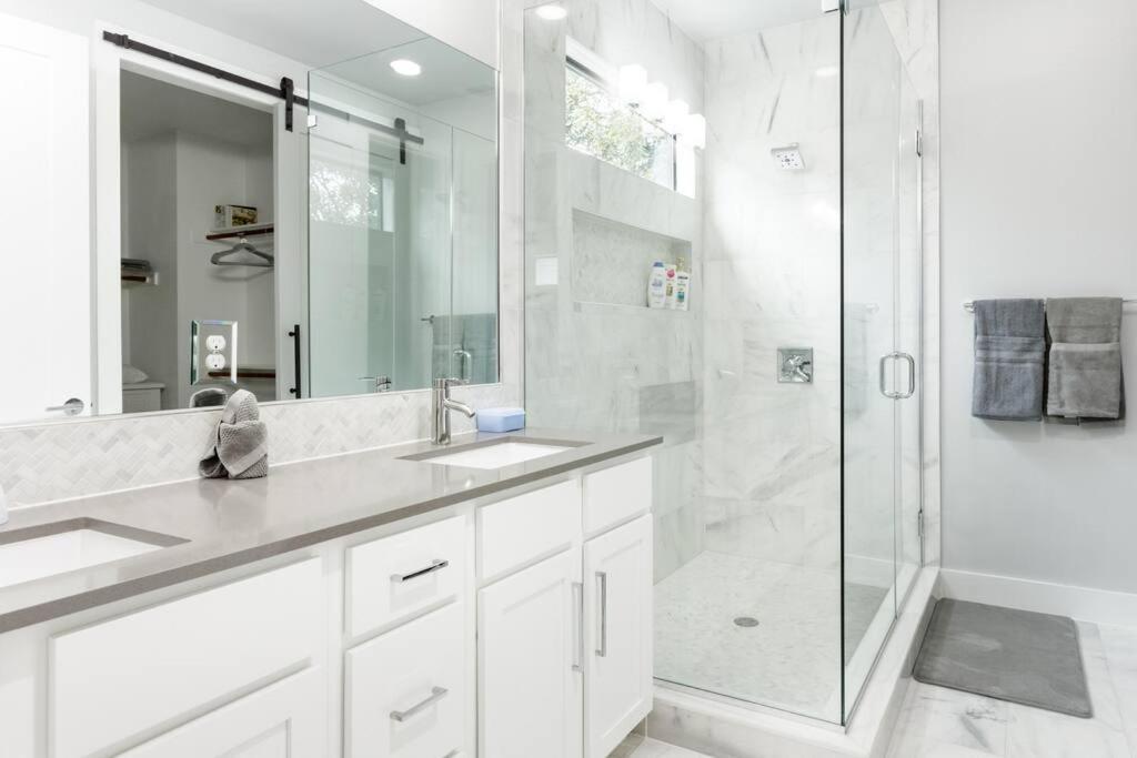 Downtown Mini Mansion - Walk To Rainey Holiday home *