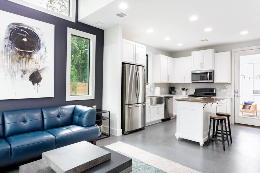 Downtown Mini Mansion - Walk To Rainey Holiday home Austin