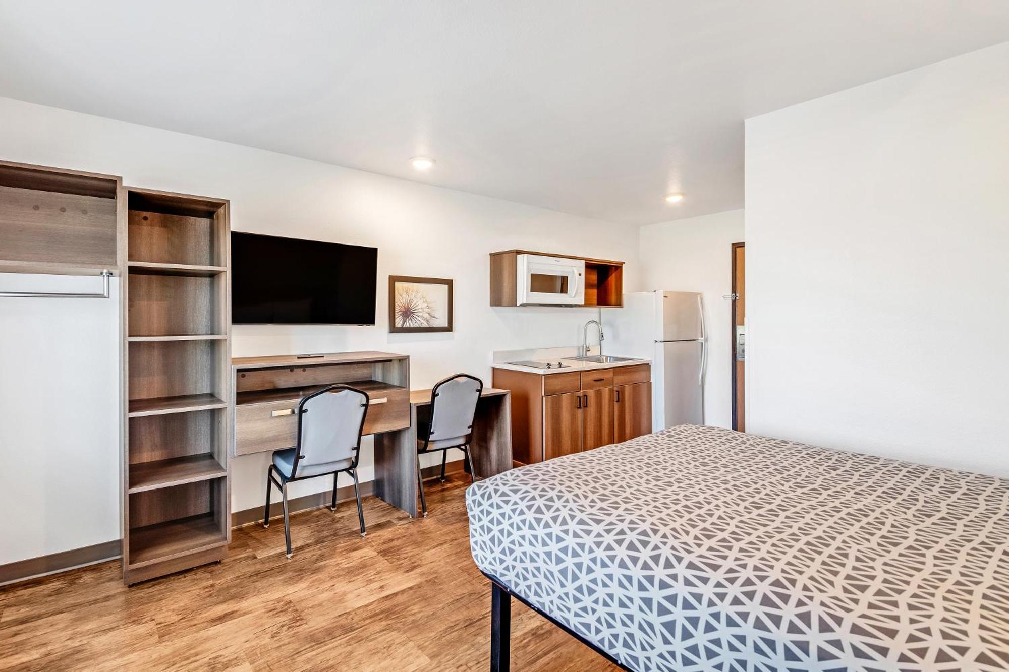 Woodspring North I-35 Hotel