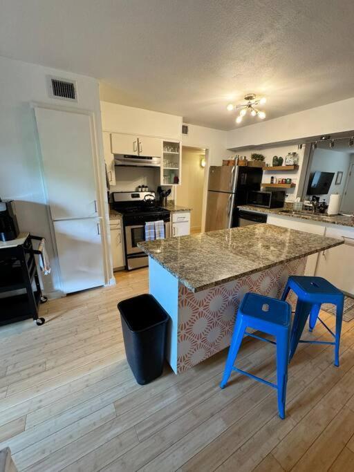 2 Bed With Pool And Creek Views Near Congress Ave Apartment Austin
