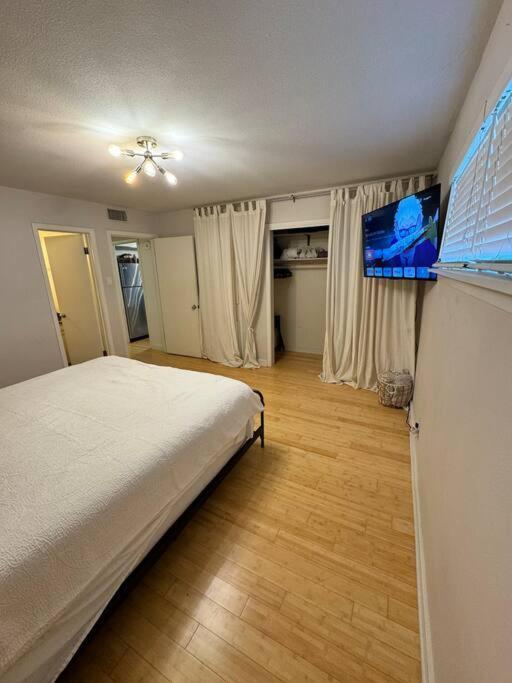 2 Bed With Pool And Creek Views Near Congress Ave Apartment Austin
