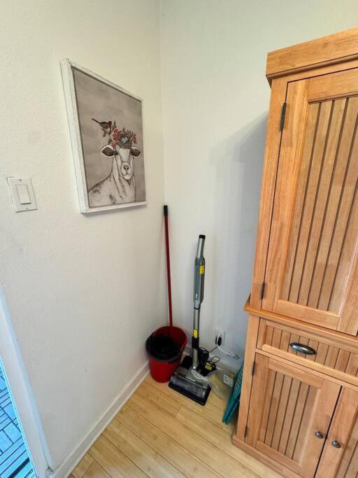 2 Bed With Pool And Creek Views Near Congress Ave *