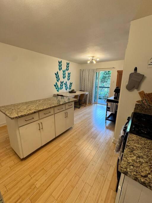 2 Bed With Pool And Creek Views Near Congress Ave Austin