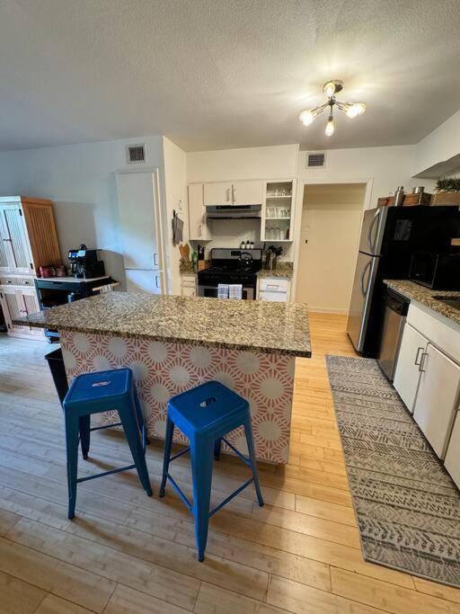 2 Bed With Pool And Creek Views Near Congress Ave * Austin