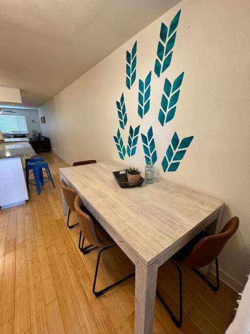 2 Bed With Pool And Creek Views Near Congress Ave
