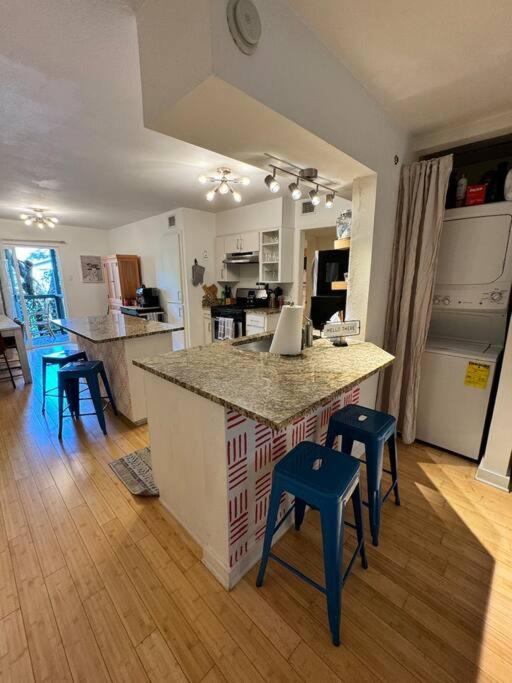 2 Bed With Pool And Creek Views Near Congress Ave Apartment *