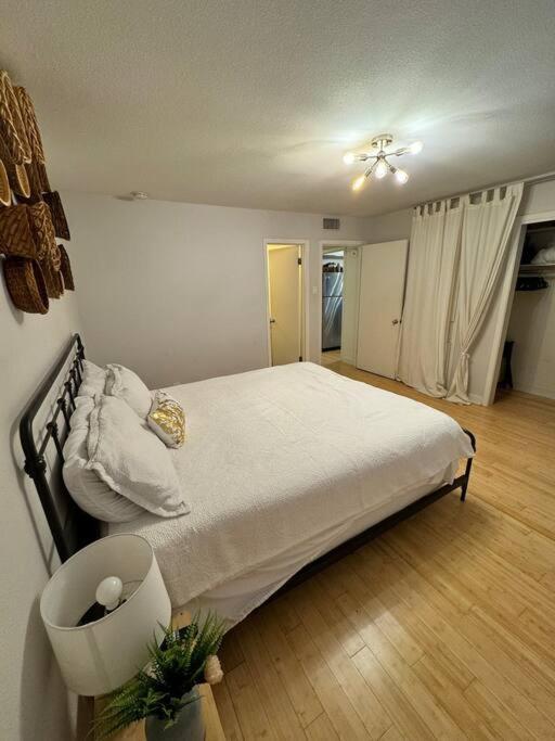 2 Bed With Pool And Creek Views Near Congress Ave