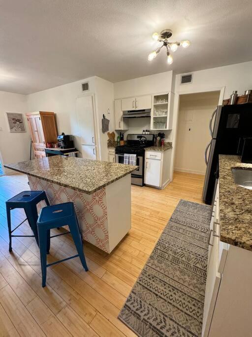 2 Bed With Pool And Creek Views Near Congress Ave Apartment Austin