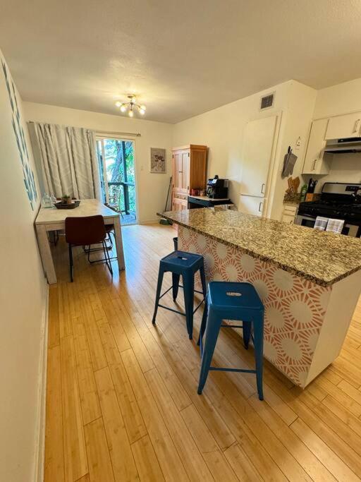 2 Bed With Pool And Creek Views Near Congress Ave Apartment