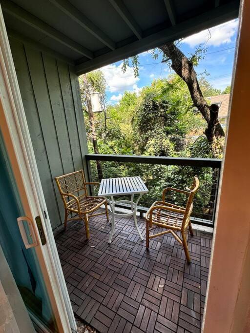 2 Bed With Pool And Creek Views Near Congress Ave Apartment *