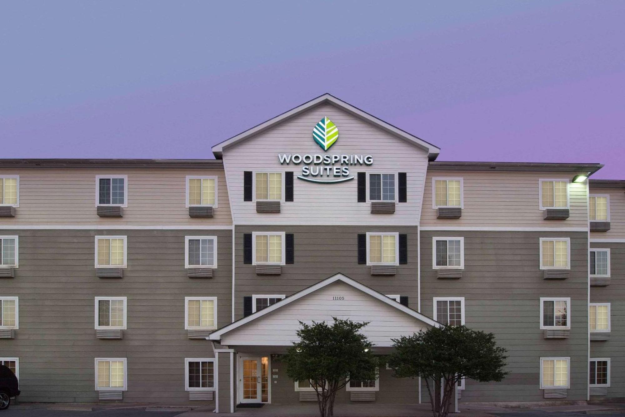 Woodspring North I-35 Hotel